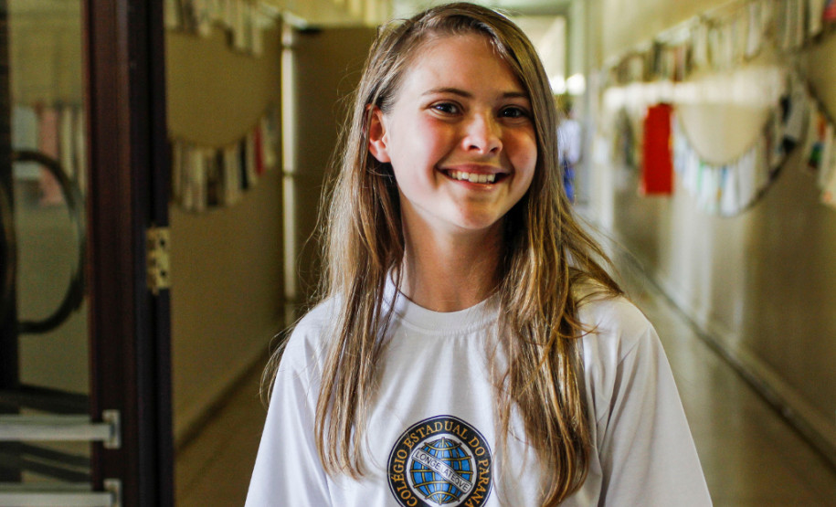 A aluna Rhanna Viana Sarot, de 14 anos, do 9º ano, participou de todos os treinamentos no Colégio Estadual. As informações que recebeu foram repassadas para os pais e familiares. “Sempre comento em casa o que aprendemos na prevenção de situações de emergência, de como se portar. Aqui na escola todo mundo sabe como agir se acontecer algo, que precisa ter calma e sair de forma organizada para não ter o risco de ser pisoteado”, disse Rhanna.