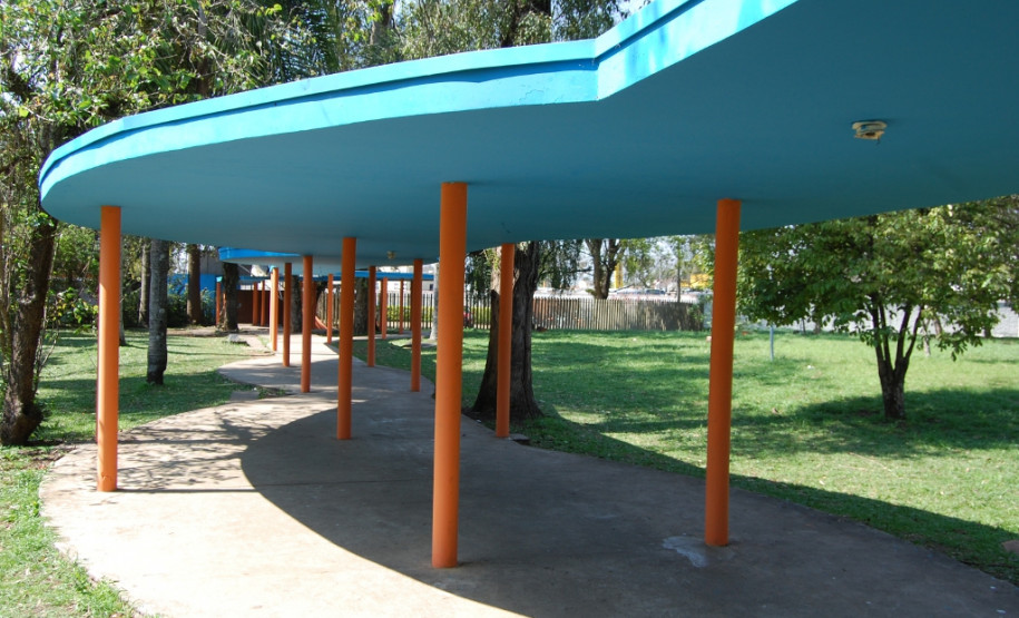 O Colégio Estadual Paulo Leminski passa por obras de reparo que incluem pintura e jardinagem, feitas por detentos do projeto Mãos Amigas.