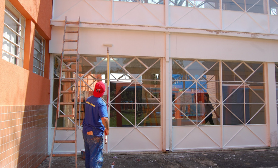 O Colégio Estadual Paulo Leminski passa por obras de reparo que incluem pintura e jardinagem, feitas por detentos do projeto Mãos Amigas.