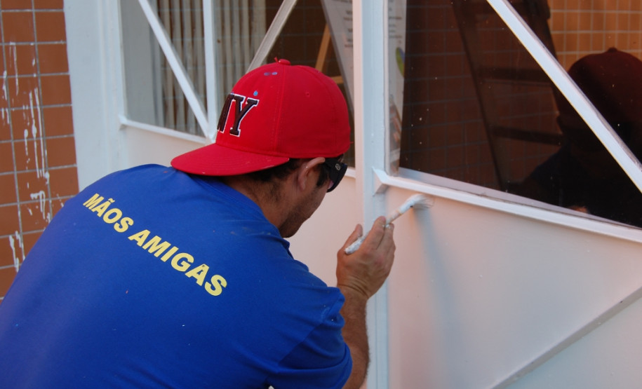 O Colégio Estadual Paulo Leminski passa por obras de reparo que incluem pintura e jardinagem, feitas por detentos do projeto Mãos Amigas.