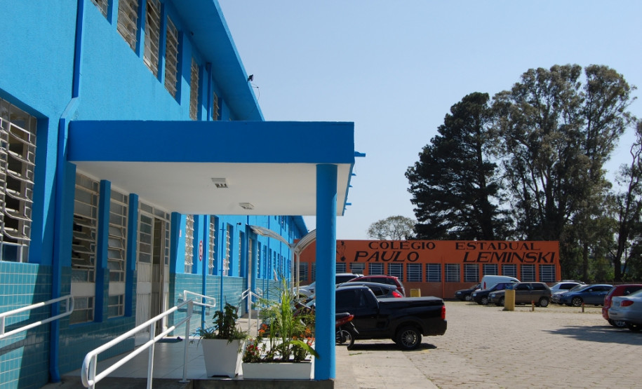 O Colégio Estadual Paulo Leminski passa por obras de reparo que incluem pintura e jardinagem, feitas por detentos do projeto Mãos Amigas.