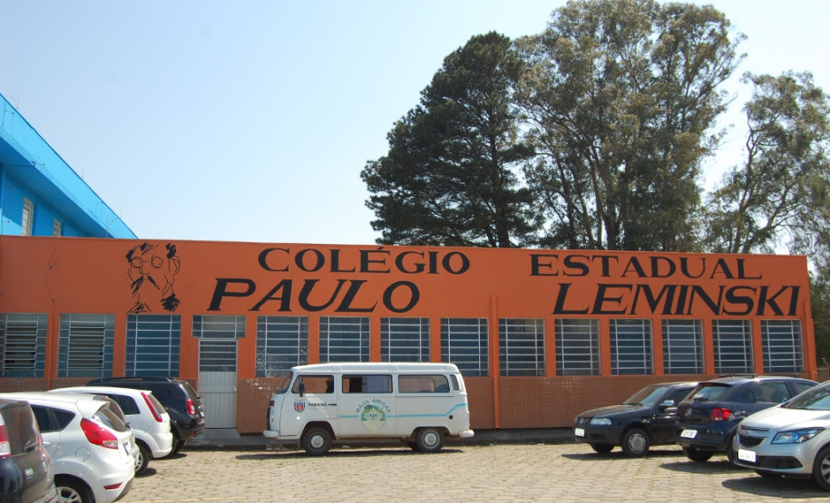 O Colégio Estadual Paulo Leminski passa por obras de reparo que incluem pintura e jardinagem, feitas por detentos do projeto Mãos Amigas.