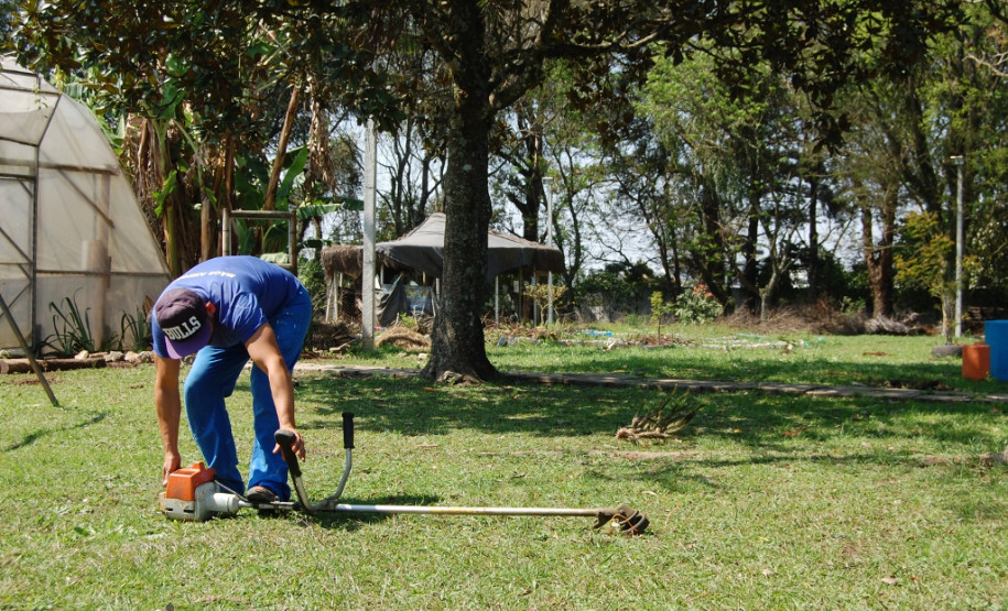 O Colégio Estadual Paulo Leminski passa por obras de reparo que incluem pintura e jardinagem, feitas por detentos do projeto Mãos Amigas.