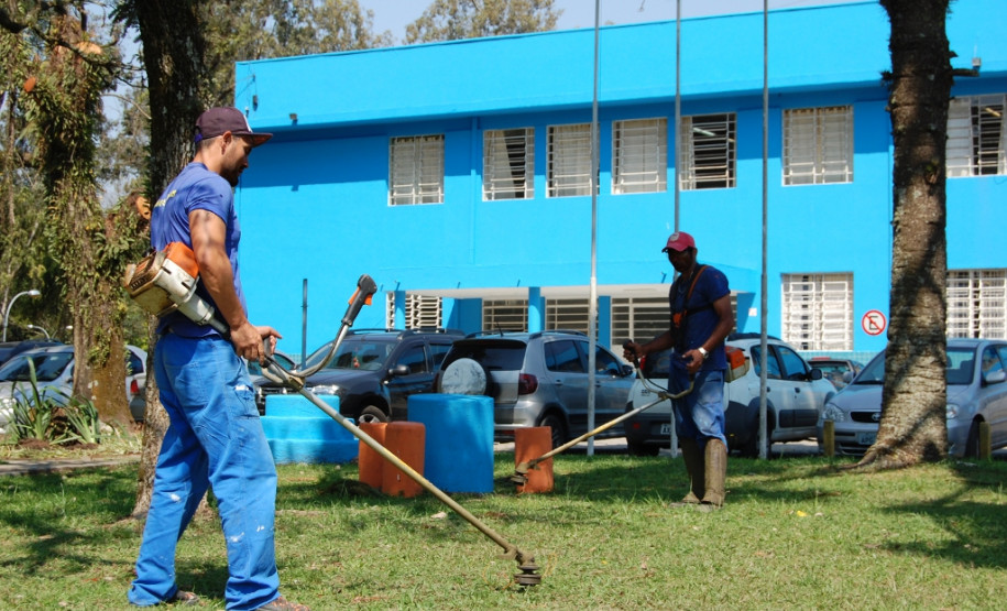 O Colégio Estadual Paulo Leminski passa por obras de reparo que incluem pintura e jardinagem, feitas por detentos do projeto Mãos Amigas.