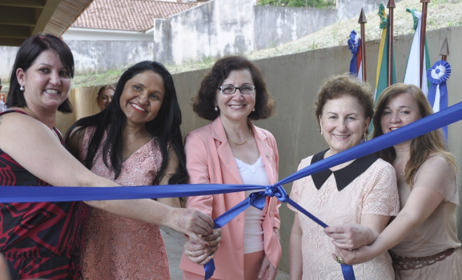Em seguida, a professora Ana Seres foi a Marialva, onde participou da inauguração de dois laboratórios, de química e biologia, no Colégio Estadual Parigot de Souza.