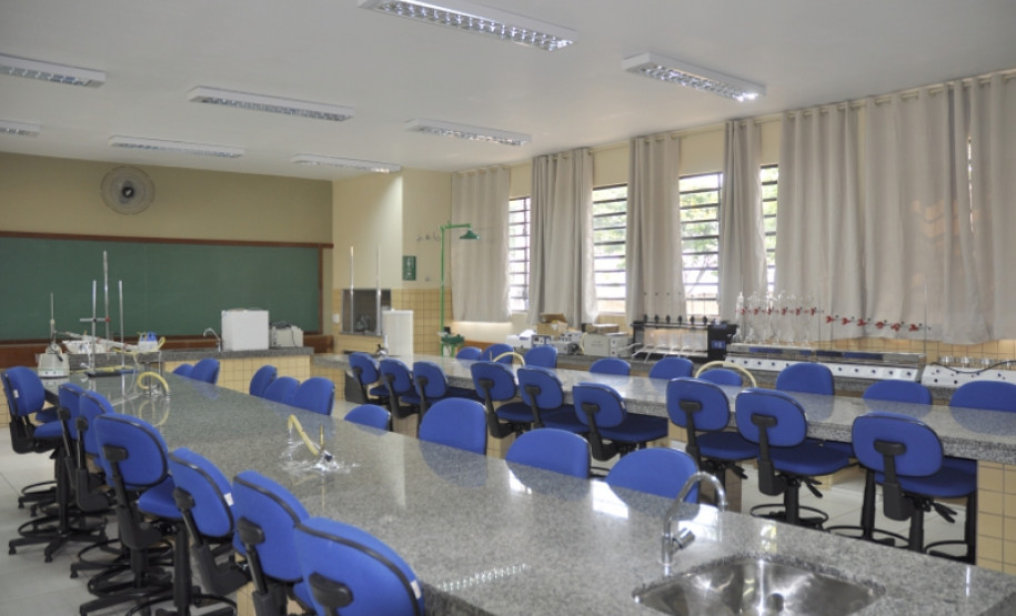 Em seguida, a professora Ana Seres foi a Marialva, onde participou da inauguração de dois laboratórios, de química e biologia, no Colégio Estadual Parigot de Souza.