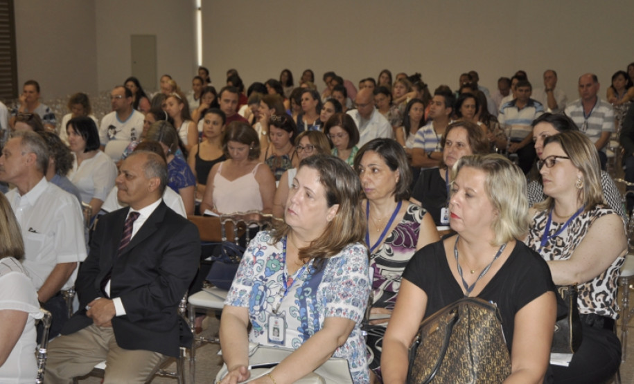 Logo na sequência, participou de uma reunião com diretores de escolas, agentes educacionais, secretários municipais de Educação da região, representantes de APMFs e grêmios estudantis, no auditório da Unicesumar