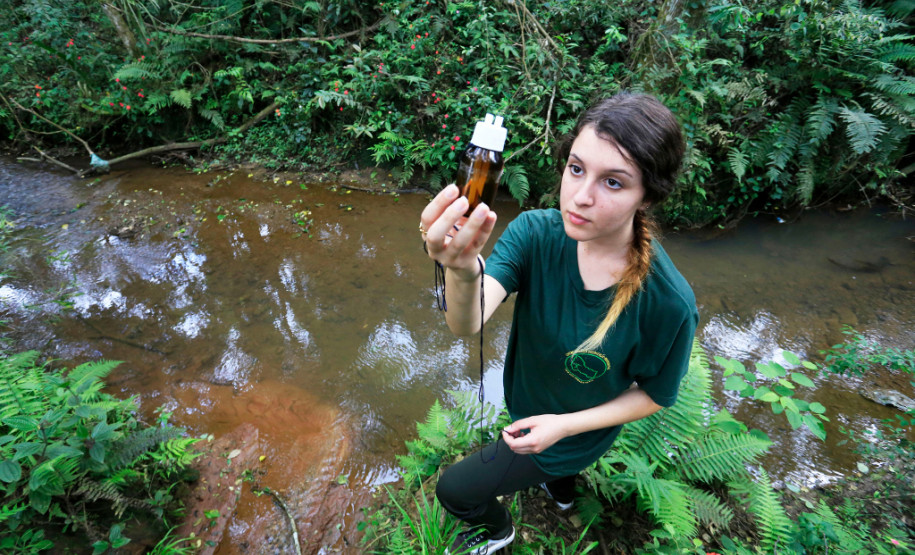 Alunos de escolas estaduais monitoram rios do Paraná Alunos do Centro Estadual de Educação Profissional Newton Freire Maia, em Pinhais, realizam atividades no Rio Canguiri. "Nós tivemos uma boa preparação teórica e com a coleta dos materiais poderemos observar as análises biológicas dos rios fechando o ciclo de monitoramento”, explica a aluna Miriam de Souza da Rosa, 18 anos, do 4° ano do curso técnico em Meio Ambiente.