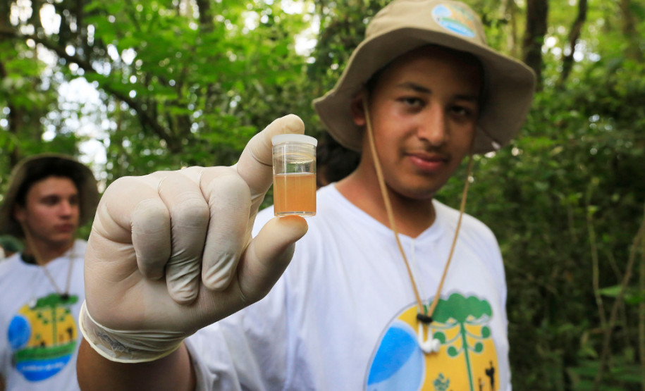 Alunos de escolas estaduais monitoram rios do Paraná Alunos do Centro Estadual de Educação Profissional Newton Freire Maia, em Pinhais, realizam atividades no Rio Canguiri.