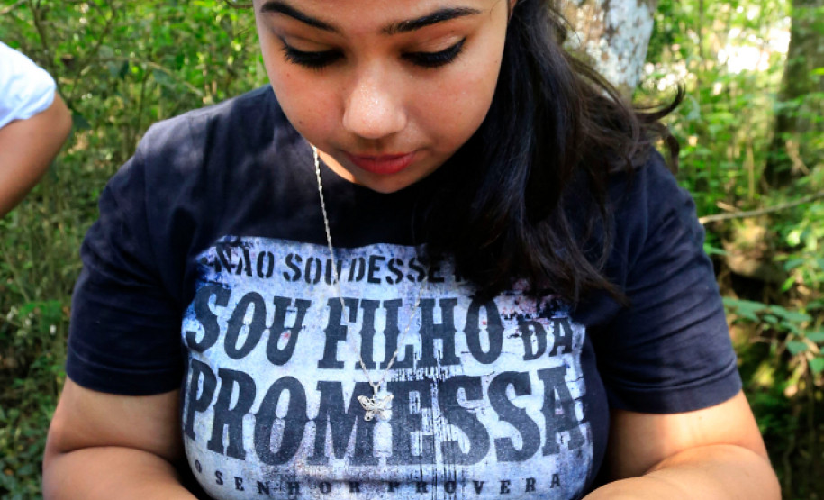 Alunos de escolas estaduais monitoram rios do Paraná Alunos do Centro Estadual de Educação Profissional Newton Freire Maia, em Pinhais, realizam atividades no Rio Canguiri. “Eu queria ter mais conhecimento sobre o processo de análise da água e cuidado com os rios e levar esse conhecimento para outras pessoas para que possamos cuidar da água que é tão importante para nós”, contou a aluna Melissa Ribeiro.