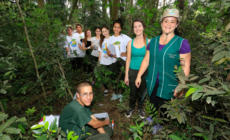 Alunos de escolas estaduais monitoram rios do Paraná Alunos do Centro Estadual de Educação Profissional Newton Freire Maia, em Pinhais, realizam atividades no Rio Canguiri.