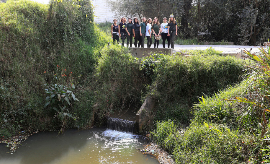Alunos de escolas estaduais monitoram rios do Paraná Alunos do Centro Estadual de Educação Profissional Newton Freire Maia, em Pinhais, realizam atividades no Rio Canguiri.