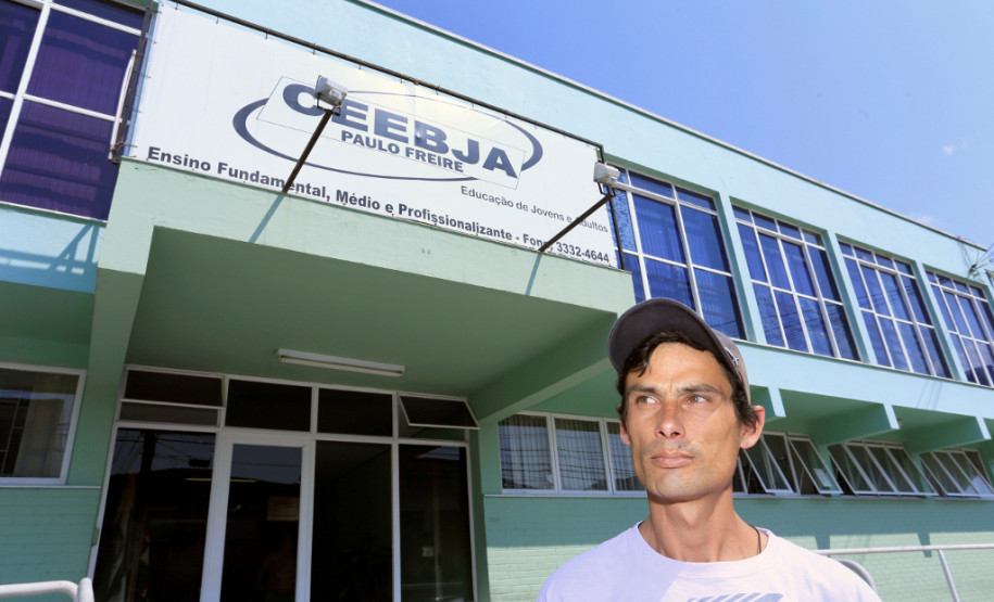 O auxiliar de eletricista Roberto Carlos Alves, de 34 anos, aproveitou as provas online para tentar concluir o Ensino Fundamental. “Moleque não pensa né, eu queria só jogar bola, fliperama, soltar raia. Queria só curtir. Hoje em dia penso que podia ter estudado. Isso faz bastante falta”, disse. Roberto voltou a estudar para terminar o curso de eletricista.