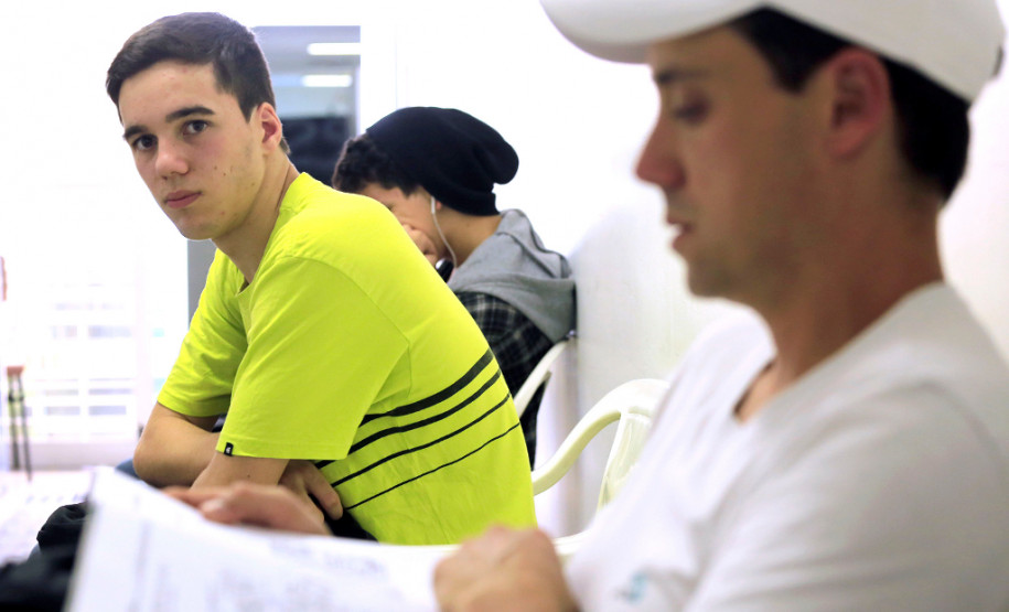 O estudante Dennis Cesar Ferreira, 16 anos, fez a prova de inglês nesta quinta-feira, a única disciplina que faltava para concluir o Ensino Fundamental. “Eu acho que é uma boa forma para terminar esta etapa. Facilita para nós. Quero voltar a estudar para conseguir um emprego bom”, afirmou Dennis, que fez a prova online no CEEBJA Poty Lazarotto. O estudante pretende trabalhar na área de mecânica automotiva. Vai fazer as provas para o Ensino Médio e tentará cursar uma faculdade depois.