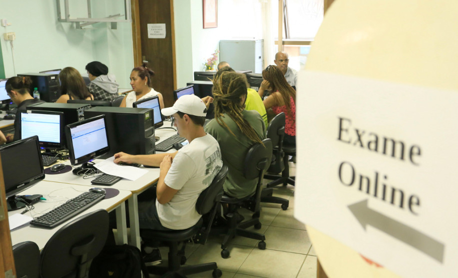 Jovens e adultos que não concluíram o Ensino Fundamental puderam participar da prova EJA – Online, nesta quinta-feira (24). As provas da Educação para Jovens e Adultos (EJA) foram aplicadas em 430 laboratórios de escolas estaduais do Paraná inteiro. Cerca de 13 mil exames foram realizados nos períodos da manhã, tarde e noite. As inscrições e as provas são gratuitas.