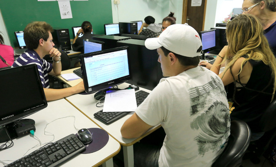 Jovens e adultos que não concluíram o Ensino Fundamental puderam participar da prova EJA – Online, nesta quinta-feira (24). As provas da Educação para Jovens e Adultos (EJA) foram aplicadas em 430 laboratórios de escolas estaduais do Paraná inteiro. Cerca de 13 mil exames foram realizados nos períodos da manhã, tarde e noite. As inscrições e as provas são gratuitas.