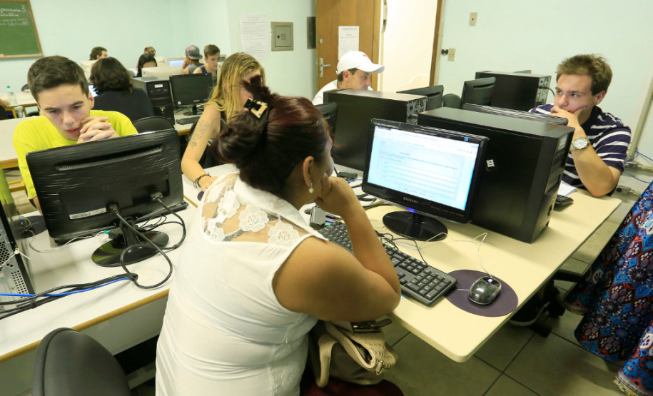 Jovens e adultos que não concluíram o Ensino Fundamental puderam participar da prova EJA – Online, nesta quinta-feira (24). As provas da Educação para Jovens e Adultos (EJA) foram aplicadas em 430 laboratórios de escolas estaduais do Paraná inteiro. Cerca de 13 mil exames foram realizados nos períodos da manhã, tarde e noite. As inscrições e as provas são gratuitas.
