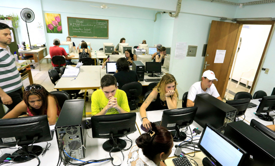 Jovens e adultos que não concluíram o Ensino Fundamental puderam participar da prova EJA – Online, nesta quinta-feira (24). As provas da Educação para Jovens e Adultos (EJA) foram aplicadas em 430 laboratórios de escolas estaduais do Paraná inteiro. Cerca de 13 mil exames foram realizados nos períodos da manhã, tarde e noite. As inscrições e as provas são gratuitas.