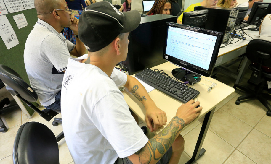 Jovens e adultos que não concluíram o Ensino Fundamental puderam participar da prova EJA – Online, nesta quinta-feira (24). As provas da Educação para Jovens e Adultos (EJA) foram aplicadas em 430 laboratórios de escolas estaduais do Paraná inteiro. Cerca de 13 mil exames foram realizados nos períodos da manhã, tarde e noite. As inscrições e as provas são gratuitas.