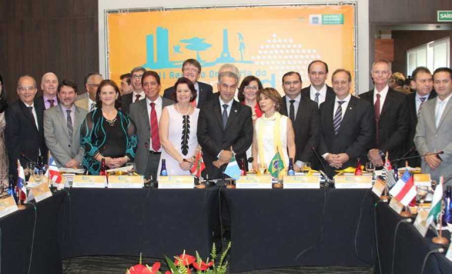 Professora Ana Seres representa o Paraná no encontro do Consed, que será encerrado nesta sexta-feira (25), em Campo Grande (MS).