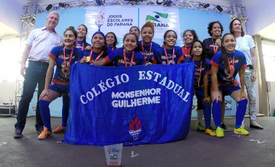 A fase final dos Jogos Escolares do Paraná (JEPs), categoria A, para estudantes-atletas de 15 a 17 anos, encerrou nesta sexta-feira, dia 25, em Apucarana. Os campeões garantiram vaga para os Jogos Escolares da Juventude, evento organizado pelo Comitê Olímpico Brasileiro (COB), que será realizado em Londrina e Maringá de 12 a 21 de novembro.