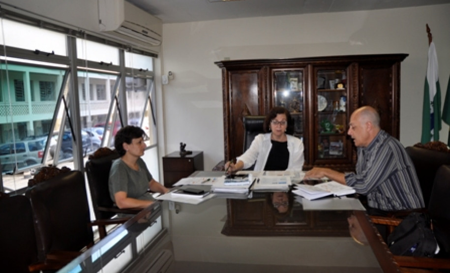 A sinalização dessa data foi acordada durante reunião realizada nesta segunda-feira (28) no gabinete da secretária da Educação, Ana Seres, com a participação do presidente da Undime, Celso de Oliveira, e da superintendente da Educação, Fabiana Cristina Campos.