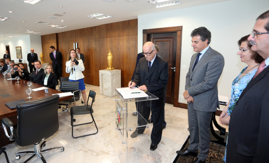 O governador Beto Richa deu posse nesta terça-feira (29) ao presidente do Conselho Estadual de Educação do Paraná (CEE-PR), professor Oscar Alves, e aos novos titulares e suplentes do órgão. A cerimônia foi no Palácio Iguaçu, em Curitiba. Alves foi reconduzido ao cargo até 2018. A gestão dos demais conselheiros é de um período de seis anos.
