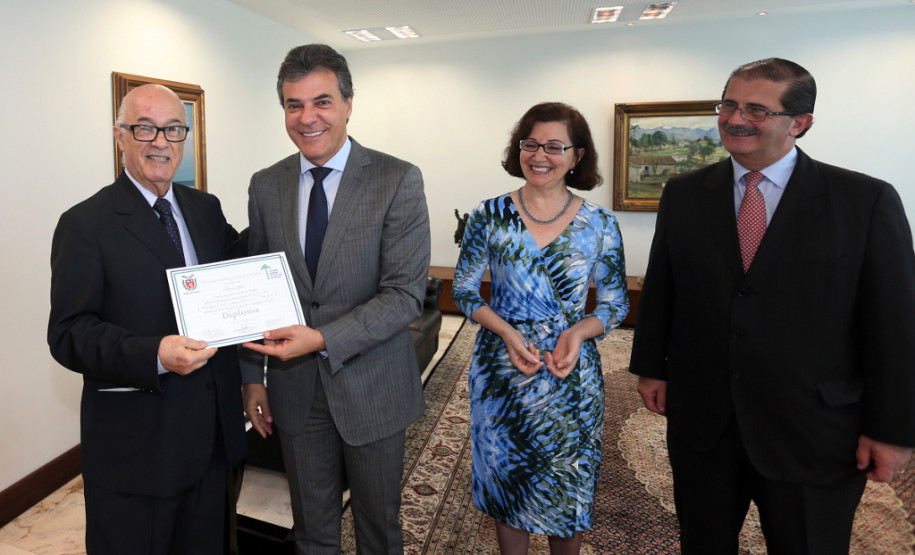 O governador Beto Richa deu posse nesta terça-feira (29) ao presidente do Conselho Estadual de Educação do Paraná (CEE-PR), professor Oscar Alves, e aos novos titulares e suplentes do órgão. A cerimônia foi no Palácio Iguaçu, em Curitiba. Alves foi reconduzido ao cargo até 2018. A gestão dos demais conselheiros é de um período de seis anos.