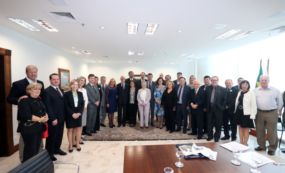 O governador Beto Richa deu posse nesta terça-feira (29) ao presidente do Conselho Estadual de Educação do Paraná (CEE-PR), professor Oscar Alves, e aos novos titulares e suplentes do órgão. A cerimônia foi no Palácio Iguaçu, em Curitiba. Alves foi reconduzido ao cargo até 2018. A gestão dos demais conselheiros é de um período de seis anos.