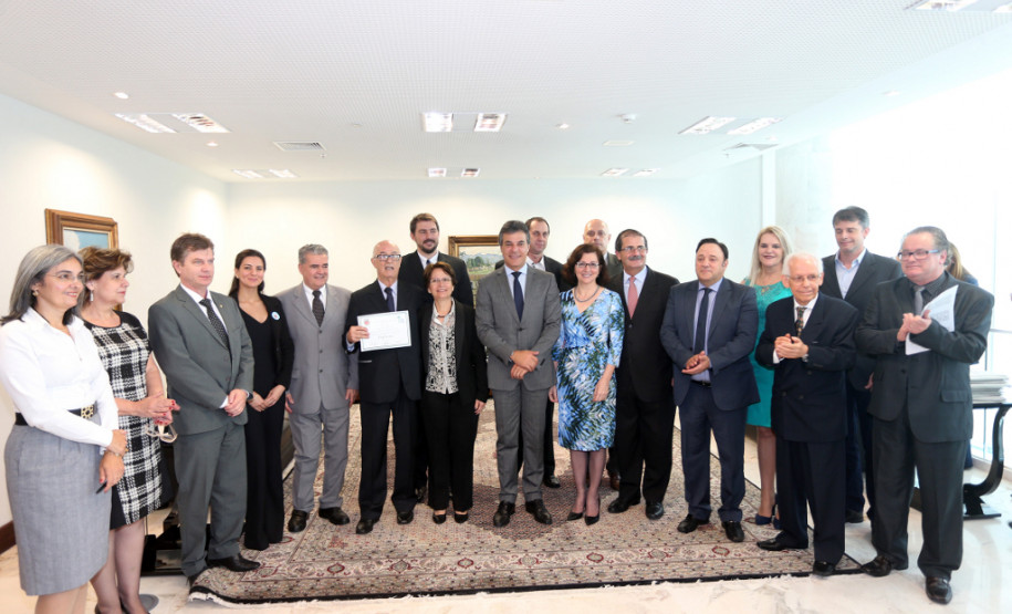 O governador Beto Richa deu posse nesta terça-feira (29) ao presidente do Conselho Estadual de Educação do Paraná (CEE-PR), professor Oscar Alves, e aos novos titulares e suplentes do órgão. A cerimônia foi no Palácio Iguaçu, em Curitiba. Alves foi reconduzido ao cargo até 2018. A gestão dos demais conselheiros é de um período de seis anos.