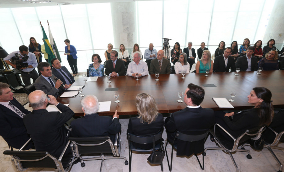 O governador Beto Richa deu posse nesta terça-feira (29) ao presidente do Conselho Estadual de Educação do Paraná (CEE-PR), professor Oscar Alves, e aos novos titulares e suplentes do órgão. A cerimônia foi no Palácio Iguaçu, em Curitiba. Alves foi reconduzido ao cargo até 2018. A gestão dos demais conselheiros é de um período de seis anos.