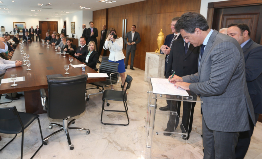 O governador Beto Richa deu posse nesta terça-feira (29) ao presidente do Conselho Estadual de Educação do Paraná (CEE-PR), professor Oscar Alves, e aos novos titulares e suplentes do órgão. A cerimônia foi no Palácio Iguaçu, em Curitiba. Alves foi reconduzido ao cargo até 2018. A gestão dos demais conselheiros é de um período de seis anos.