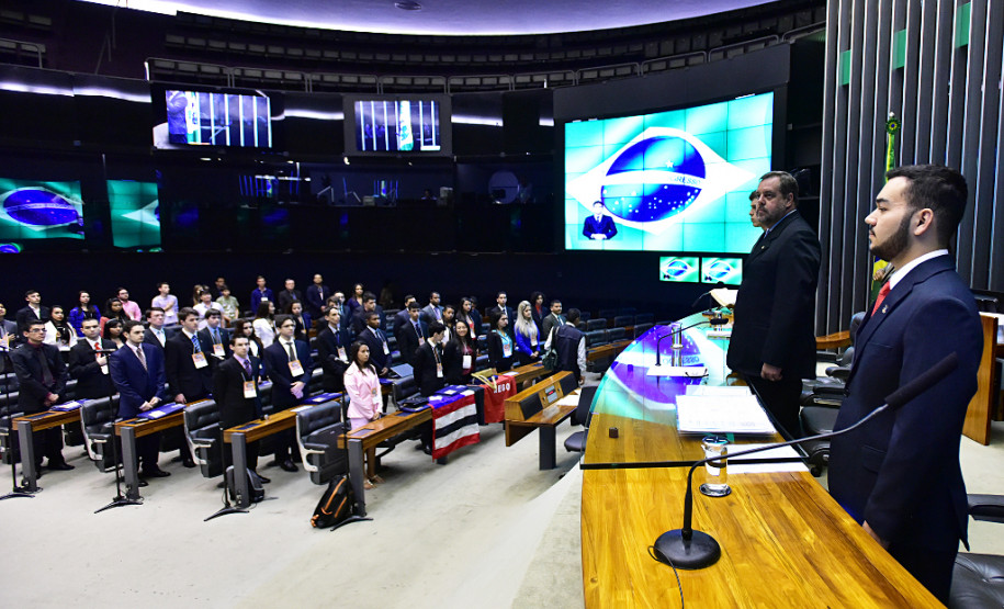 Dois estudantes da rede estadual de ensino do Paraná participaram da 12