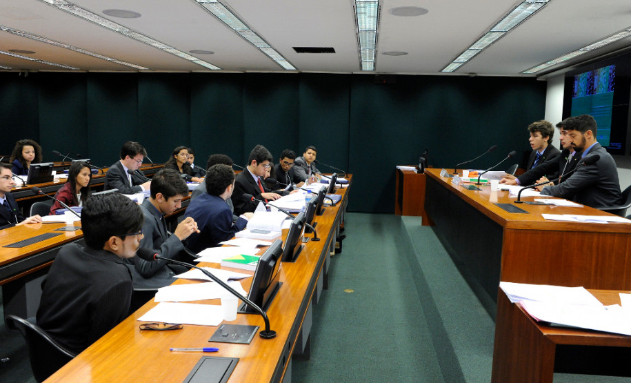 Dois estudantes da rede estadual de ensino do Paraná participaram da 12