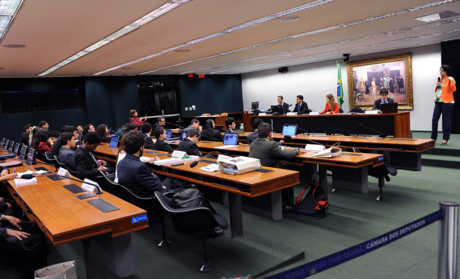 Dois estudantes da rede estadual de ensino do Paraná participaram da 12