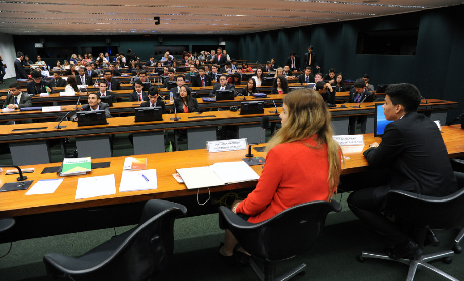 Dois estudantes da rede estadual de ensino do Paraná participaram da 12