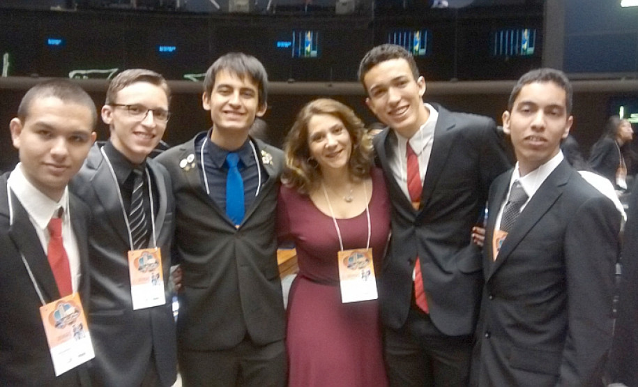 Dois estudantes da rede estadual de ensino do Paraná participaram da 12