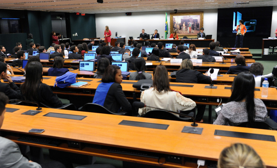 Dois estudantes da rede estadual de ensino do Paraná participaram da 12