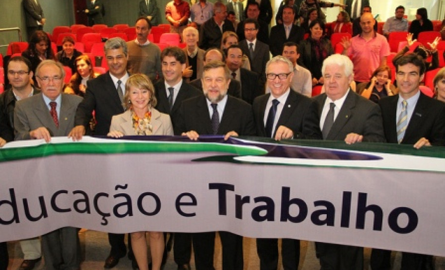 Uma parceria entre o governo do Estado e a Federação das Indústrias do Paraná (Fiep) permitirá oferecer, a partir de 2012, cursos profissionalizantes para 300 mil alunos do ensino fundamental e médio da rede pública de ensino. As oficinas gratuitas serão realizadas nas escolas, durante o contraturno, ampliando a jornada escolar com aulas de empreendedorismo, sustentabilidade, cidadania e iniciação industrial.