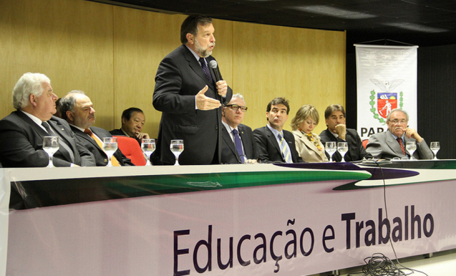 Uma parceria entre o governo do Estado e a Federação das Indústrias do Paraná (Fiep) permitirá oferecer, a partir de 2012, cursos profissionalizantes para 300 mil alunos do ensino fundamental e médio da rede pública de ensino. As oficinas gratuitas serão realizadas nas escolas, durante o contraturno, ampliando a jornada escolar com aulas de empreendedorismo, sustentabilidade, cidadania e iniciação industrial.