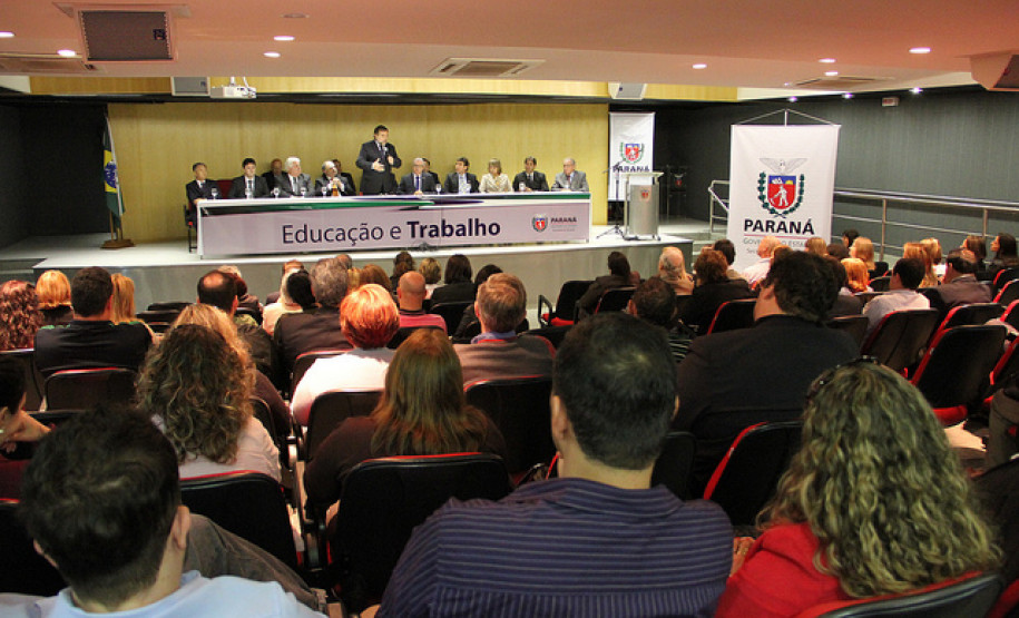 Uma parceria entre o governo do Estado e a Federação das Indústrias do Paraná (Fiep) permitirá oferecer, a partir de 2012, cursos profissionalizantes para 300 mil alunos do ensino fundamental e médio da rede pública de ensino. As oficinas gratuitas serão realizadas nas escolas, durante o contraturno, ampliando a jornada escolar com aulas de empreendedorismo, sustentabilidade, cidadania e iniciação industrial.