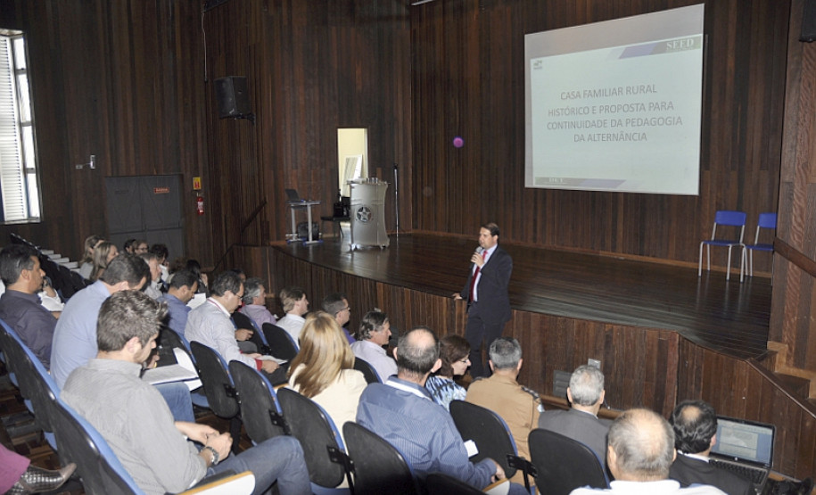 Em reunião realizada nesta terça-feira (29), no auditório do Colégio da Polícia Militar do Paraná, em Curitiba, a Secretaria de Estado da Educação (SEED) propôs a garantia de professores (20 horas para as áreas da Base Nacional Comum) e técnicos (com 40 horas onde é ofertado curso técnico) às Casas Familiares Rurais, a partir do próximo ano
