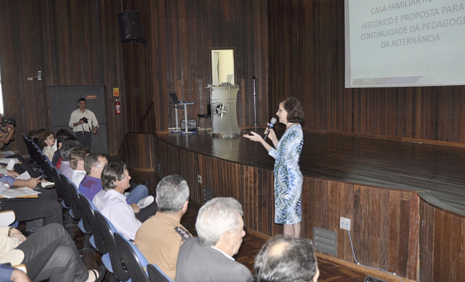 Em reunião realizada nesta terça-feira (29), no auditório do Colégio da Polícia Militar do Paraná, em Curitiba, a Secretaria de Estado da Educação (SEED) propôs a garantia de professores (20 horas para as áreas da Base Nacional Comum) e técnicos (com 40 horas onde é ofertado curso técnico) às Casas Familiares Rurais, a partir do próximo ano