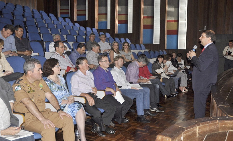 Em reunião realizada nesta terça-feira (29), no auditório do Colégio da Polícia Militar do Paraná, em Curitiba, a Secretaria de Estado da Educação (SEED) propôs a garantia de professores (20 horas para as áreas da Base Nacional Comum) e técnicos (com 40 horas onde é ofertado curso técnico) às Casas Familiares Rurais, a partir do próximo ano