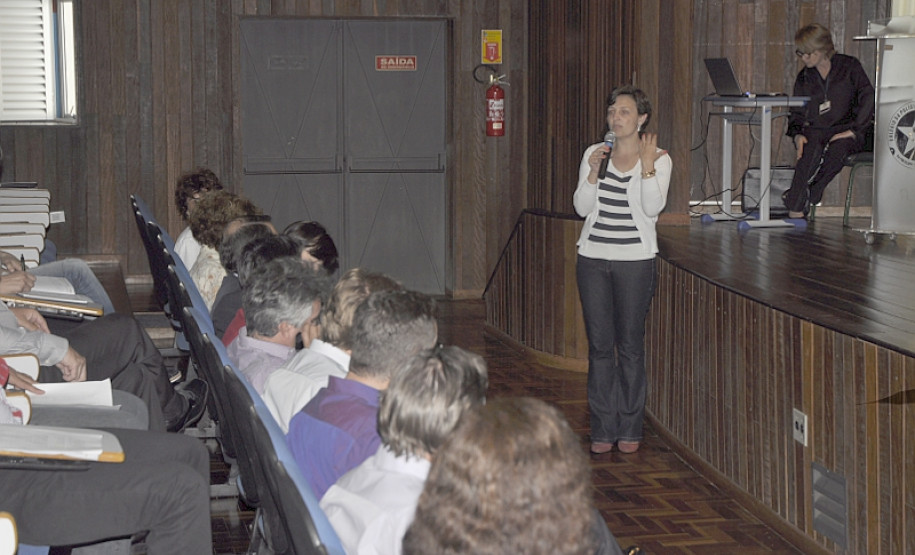 Em reunião realizada nesta terça-feira (29), no auditório do Colégio da Polícia Militar do Paraná, em Curitiba, a Secretaria de Estado da Educação (SEED) propôs a garantia de professores (20 horas para as áreas da Base Nacional Comum) e técnicos (com 40 horas onde é ofertado curso técnico) às Casas Familiares Rurais, a partir do próximo ano