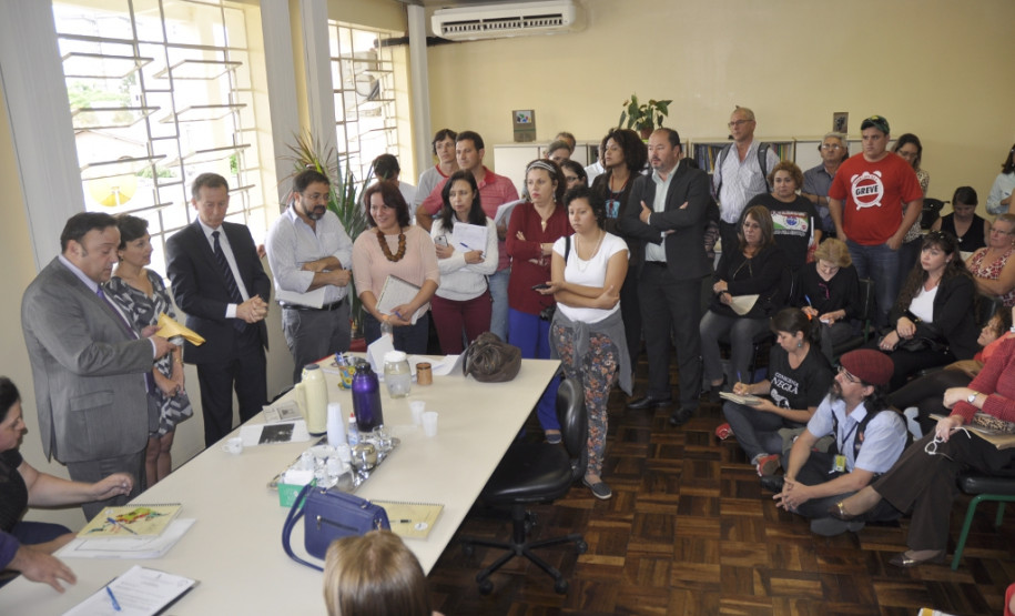 A superintendente da Educação, Fabiana Cristina Campos, recebeu deputados da Comissão de Educação da Assembleia Legislativa, representantes do sindicato dos professores e educadores na manhã desta quarta-feira (30), para conversar sobre demandas relativas a junções de turmas, Educação de Jovens e Adultos, entre outros temas. A superintendente se comprometeu a encaminhar as demandas às áreas técnicas.