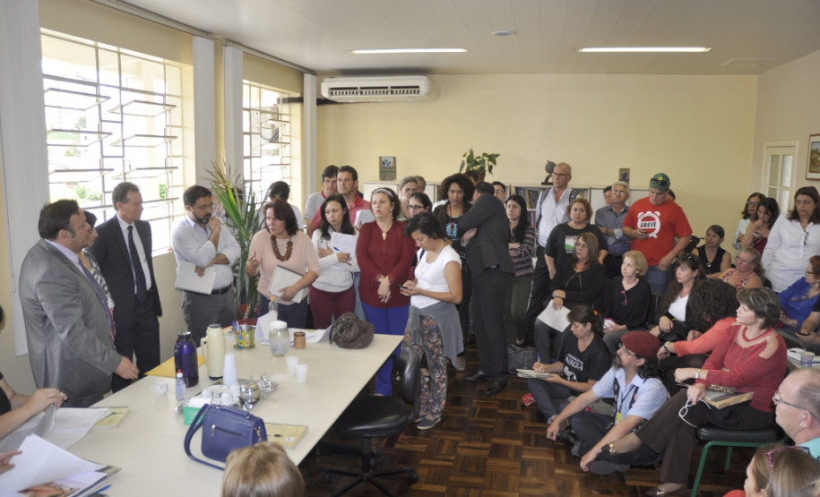 A superintendente da Educação, Fabiana Cristina Campos, recebeu deputados da Comissão de Educação da Assembleia Legislativa, representantes do sindicato dos professores e educadores na manhã desta quarta-feira (30), para conversar sobre demandas relativas a junções de turmas, Educação de Jovens e Adultos, entre outros temas. A superintendente se comprometeu a encaminhar as demandas às áreas técnicas.