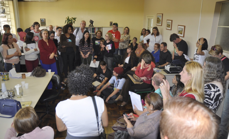 A superintendente da Educação, Fabiana Cristina Campos, recebeu deputados da Comissão de Educação da Assembleia Legislativa, representantes do sindicato dos professores e educadores na manhã desta quarta-feira (30), para conversar sobre demandas relativas a junções de turmas, Educação de Jovens e Adultos, entre outros temas. A superintendente se comprometeu a encaminhar as demandas às áreas técnicas.