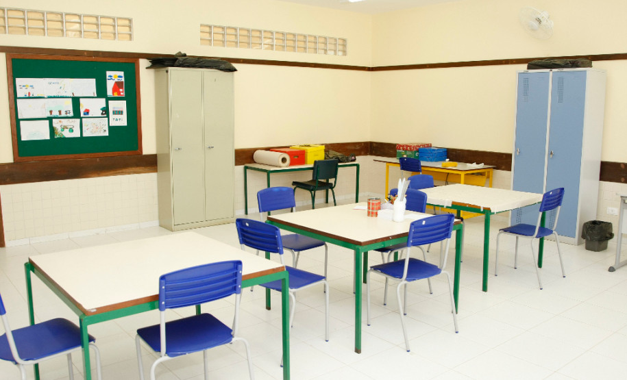 Escolas recebem R$ 7,7 milhões para serviço e material Desde o início do ano já foram depositados R$ 61,7 milhões para as escolas utilizaram na manutenção, pequenos reparos e outras despesas relacionadas com a atividade educacional, como compra de materiais de limpeza e de expediente. Agora, restam apenas mais duas cotas consumo do Fundo Rotativo de 2015 para serem liberadas até o fim do ano, dos meses de outubro e novembro.