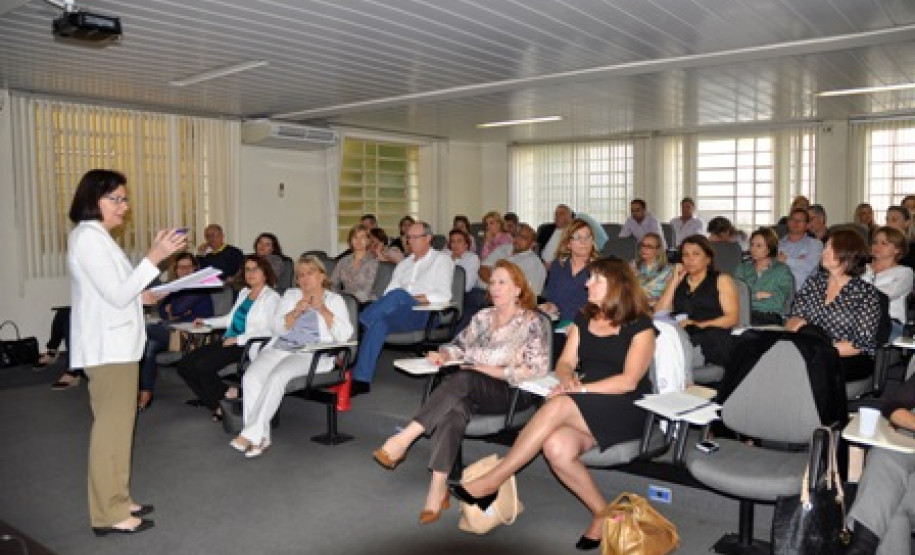 Os chefes dos 32 Núcleos Regionais de Educação do Paraná estão reunidos nesta terça (6) e quarta-feira (7) para discutir o planejamento educacional de 2016. As reuniões são em Curitiba, na sede do Núcleo Regional da Área Metropolitana Norte, no bairro Santa Cândida, e na Secretaria de Estado da Educação, na Vila Izabel.